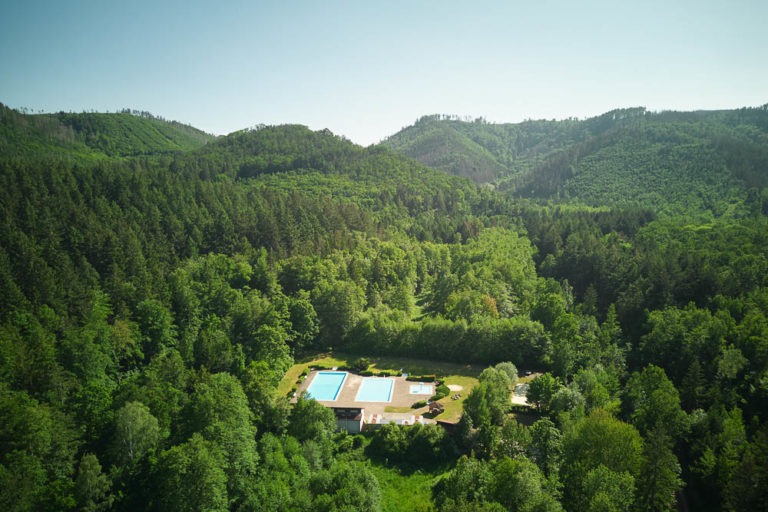 Drohnenaufnahme des Darlingeröder Waldbads unweit des Wohnmobilstellplatz im Harz.