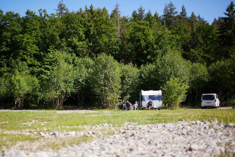 Panoramaansicht des Wohnmobilstellplatzs im Ilsenburger Sandtal im Harz.