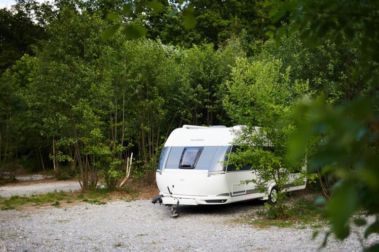 Frontalansicht eines Wohnmobils auf dem Wohnmobilstellplatz im Ilsenburger Sandtal im Harz.