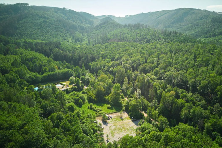 Drohnenaufnahme des Ilsenburger Sandtal im Harz mit dem Wohnmobilstellplatz und dem Freibad