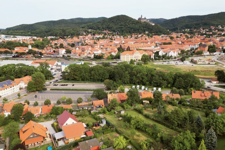 Luftbild des Wohnmobilstellplatz Wernigerode. Im Hintergund ist die Altstadt und das Wernigeröder Schloss zu sehen.