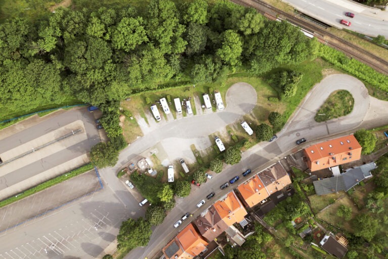 Senkrechte Luftaufnahme der Stellplatzflächen auf dem Wohnmobilstellplatz Wernigerode