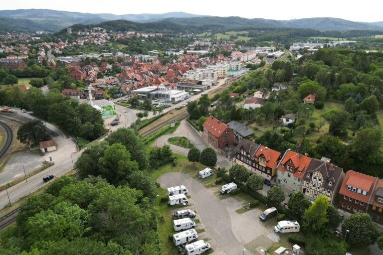 Drohnenaufnahme des Wohnmobilstellplatz Wernigerode in Westrichtung.