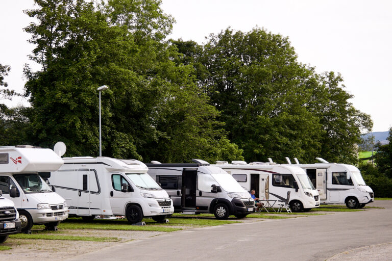 Aufnahme mehrere in Reihe stehender Wohnmobile auf dem Wohnmobilstellplatz Wernigerode.